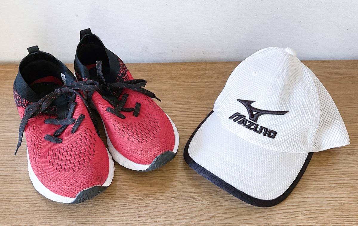 渡辺さんが愛用していたキャップとシューズ