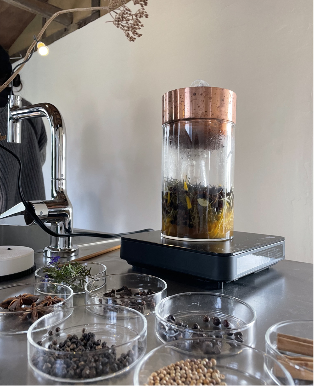 谷戸の草花を生かした蒸留体験