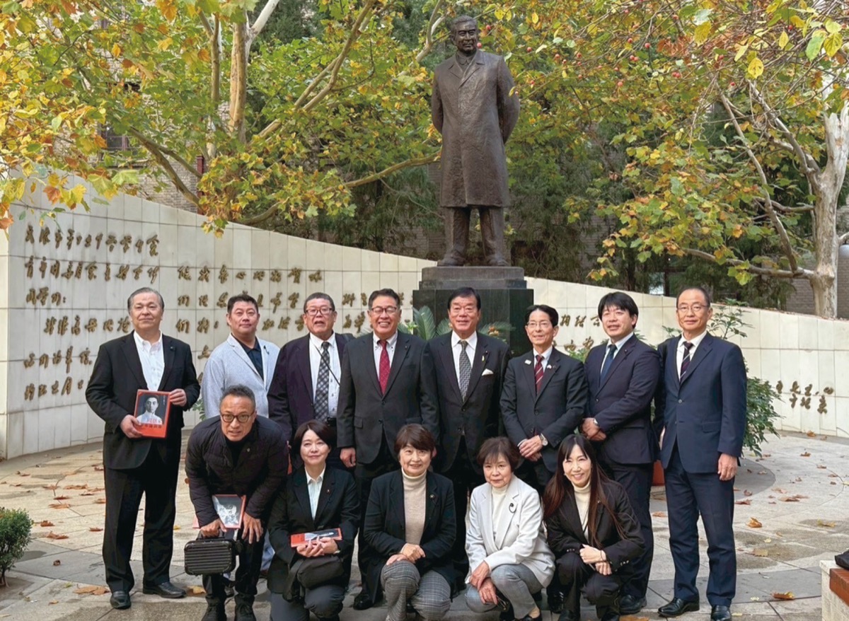 南開中学校に立つ周恩来像の前で記念写真に納まる筆者(右端)