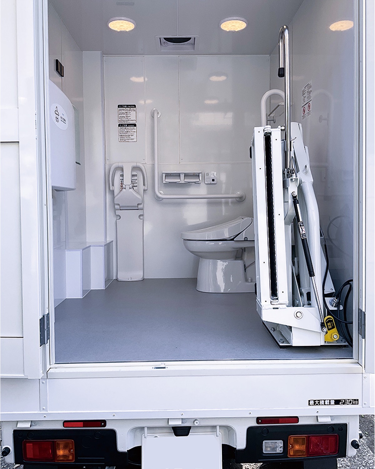 電動リフトやおむつ交換台も備えたユニバーサル仕様