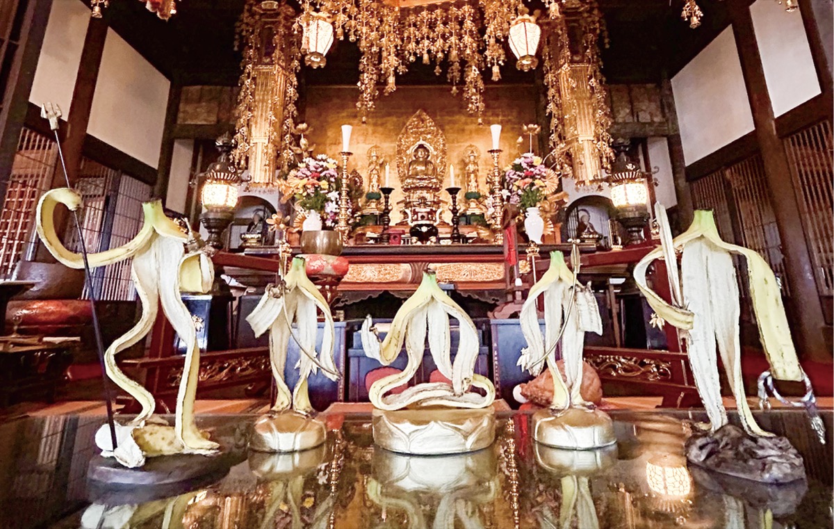 阿弥陀三尊像と、不動明王立像、毘沙門天立像を模したバナナアート作品が本堂に並ぶ（笠谷さん提供）