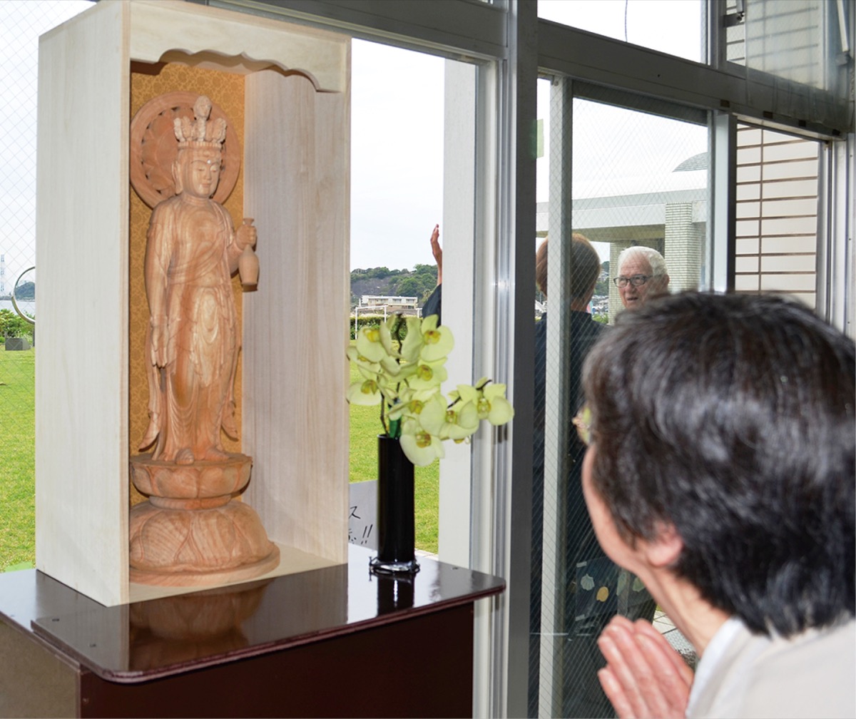 秋谷の仏師、梶谷叡正氏が制作した全長75cmの観音像