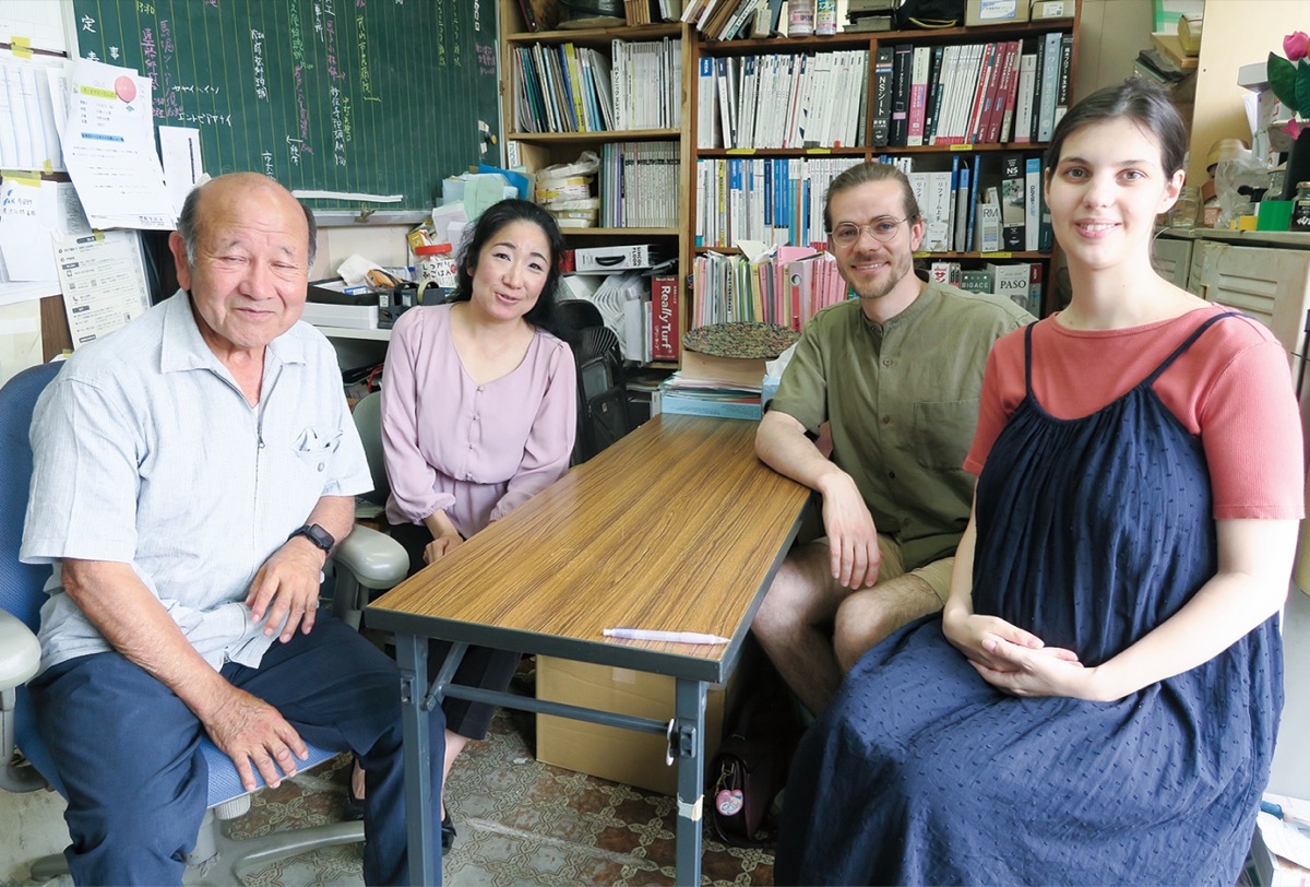 レプリンスキ夫妻（右）と長沢の住民