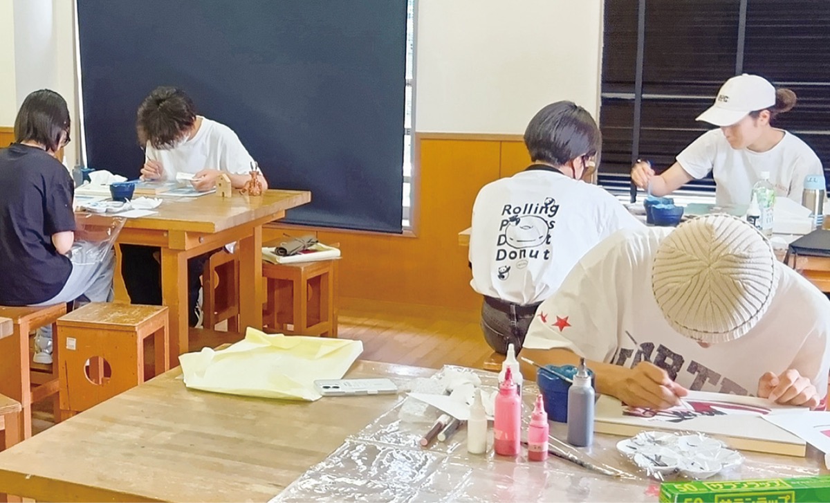 集中して描く教室の生徒