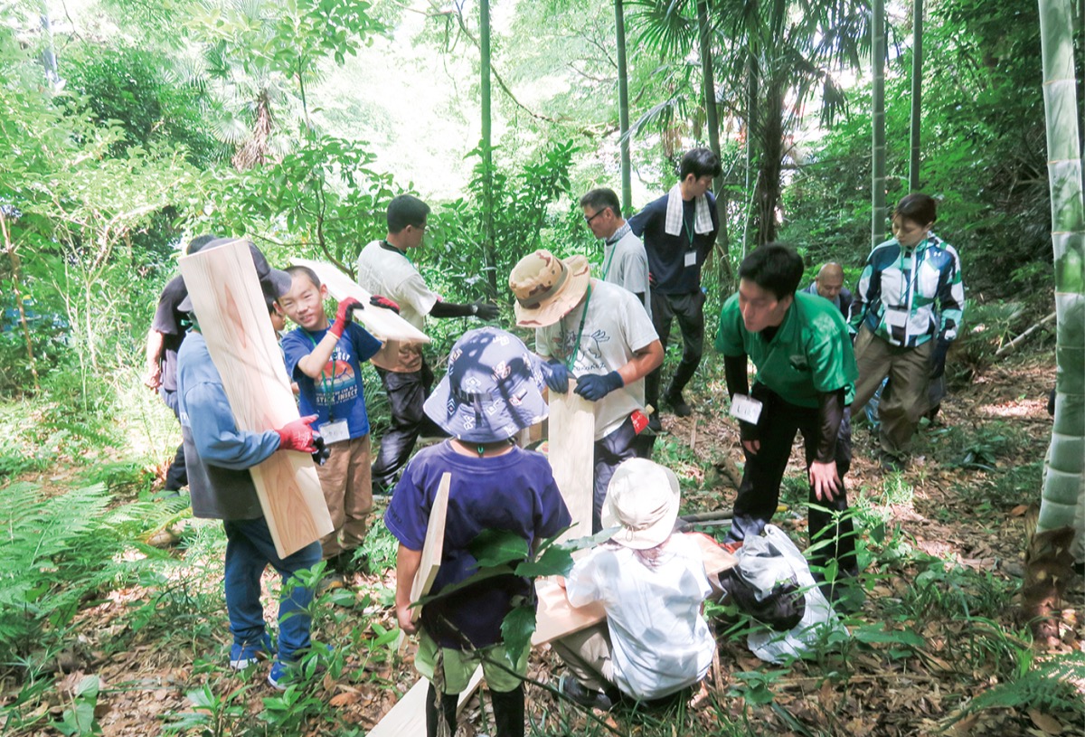 活動初日は山道づくりと道具を保管する木箱を作成