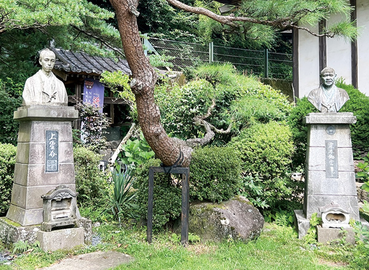 東善寺に並び立つ胸像