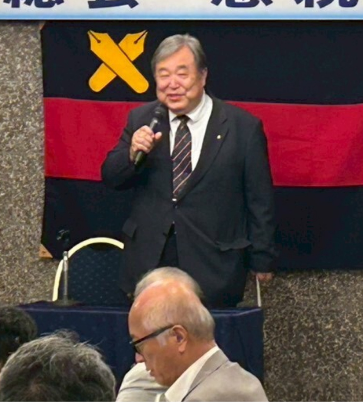 挨拶する浅葉会長(同会提供)