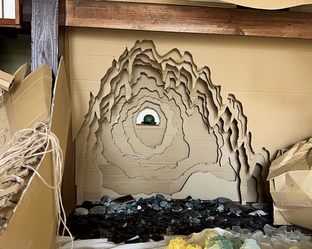 ｢つぶやき岩」をモチーフにした作品