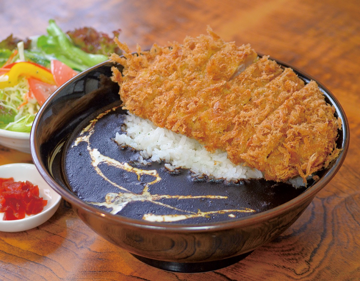 漆黒のカレーソースと大きなカツが特徴的