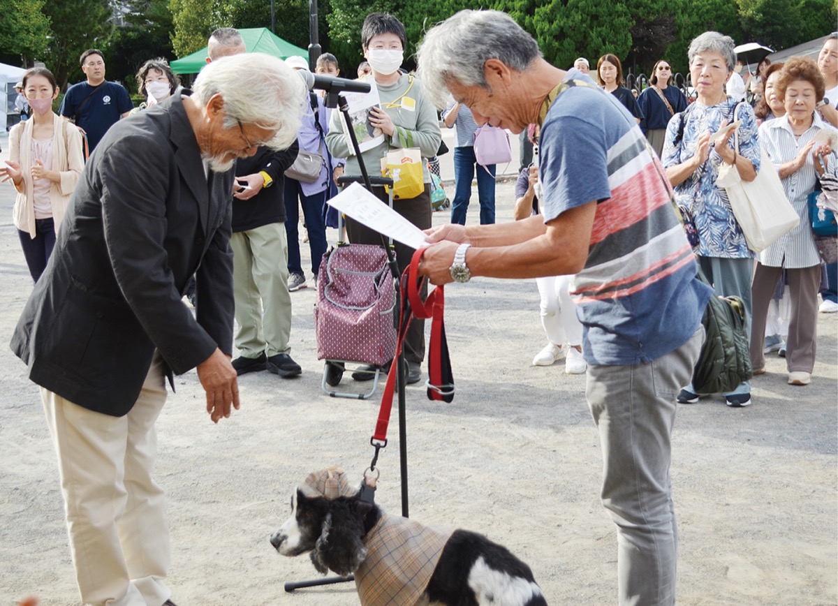 小川隆幸会長から表彰状を授与された