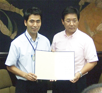 横須賀市長と調印を交わした吉田三浦市長（右）市提供