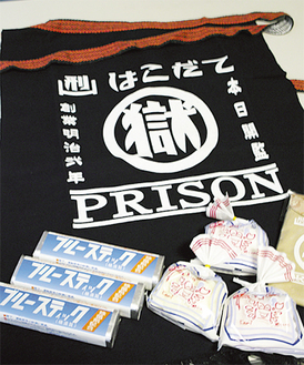 固形石鹸「ブルースティック」（写真左下）は横須賀刑務支所内で製造。ネットでも人気の商品