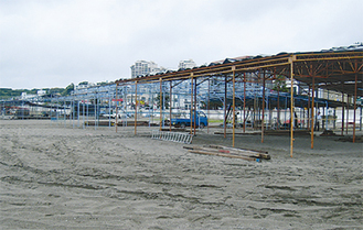 海の家建設が進む三浦海岸