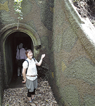 城ヶ島公園内にある迷彩色に彩られた地下壕