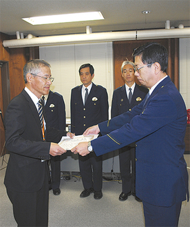 鈴木署長から感謝状を受け取る計良局長（左）