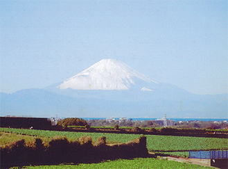 各地域から見た富士山の写真が展示される（写真は市内高円坊仲尾で撮影）