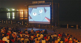 昨年の映画祭の様子。会場に設置された３００インチの巨大スクリーンで屋外上映を楽しむ