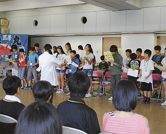須坂の子どもたちに歌を披露する三浦の子どもたち