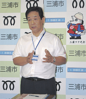 契約解除の方針を発表する吉田市長
