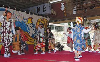 子どもたちによる伝統の踊りを披露（写真は２月に海南神社で行われたもの）
