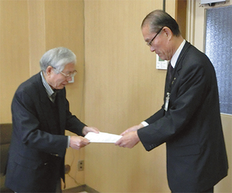 杉山副市長に提案書を渡す田中会長（左）