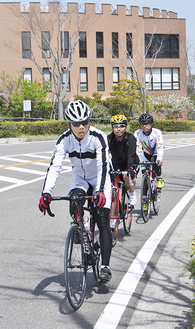 急勾配を求めて湘南国際村では週末を中心に多くのサイクリストが集まる。車と信号が少ないことがコースとしての利点となっている