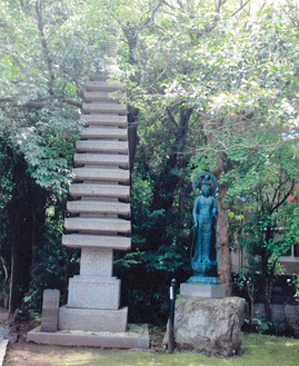 「慈雲寺」境内に立つ十三重塔と十一面観音像