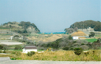 岩堂山（写真左側）遠景