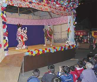 多くの観客が注目する中伝統的な踊りを披露する宴者（写真は過去）