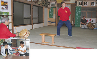お囃子に合わせて踊りを練習するメンバー（上段写真）先輩に笛を習う星野さん（下段写真左側）