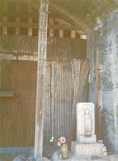 砲台入口の様子（＝野村昇司さん提供／昭和46年撮影）。現在は地蔵や角塔婆は移され、付近に立ち入ることはできない