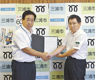 締結後に握手を交わす吉田市長（写真左）と出口農協組合長（同右）