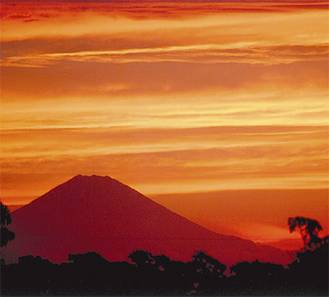 三戸から見える夕映えの富士山（＝同会提供）
