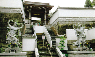 妙音寺入口の仁王像