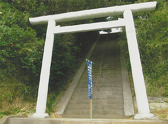 神明白旗神社の鳥居と52の石段