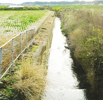 広い農地の中を流れる庄司川