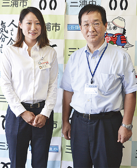 吉田三浦市長から激励を受けた岡崎さん（写真左）