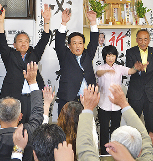 家族や支持者らと当選を喜び合う吉田氏（写真中央）
