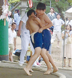 取組は大人顔負けの迫力（写真は過去の様子）