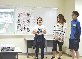 作成したコースを写真とともに発表する学生ら