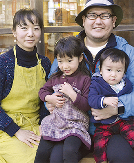 南下浦町金田に居を構える加形さん一家。4歳と1歳の子を育てながら、二地域居住を実現する