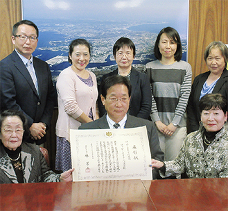 吉田市長に喜びの報告を行った「はっぴー子育て応援団」のメンバー（写真提供/三浦市）