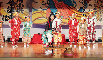 恵比寿の舞を踊る子どもら（写真提供／三浦市教委）