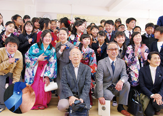 真珠のネクタイピンをアピールする児童と、（写真右前列から）小パール隊の日高副理事長・出口理事長、倉茂紀夫さん