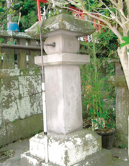 海南神社本殿下右側にある木村伝右衛門奉納の石灯籠