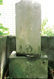 住吉神社そばの庚申塔。台座に「城村中」の文字