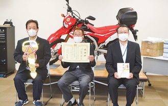 （写真右から）小澤総病院長、根岸ＬＣ会長、吉田市長