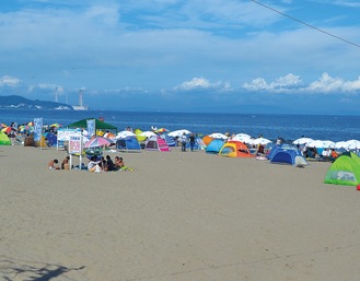 毎夏、大勢の来場者が訪れる三浦海岸海水浴場（過去の様子）