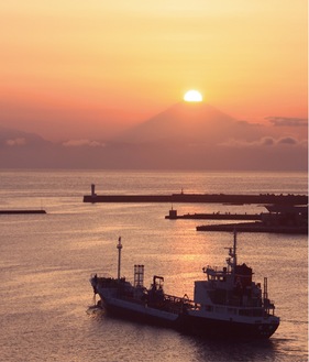 城ヶ島大橋から望む富士（提供写真）