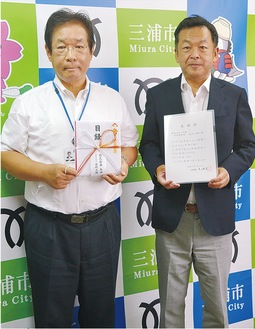 吉田市長を表敬訪問した岩崎社長（写真右）